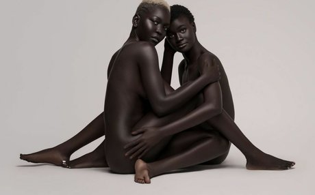Naakte gelekte OnlyFans-foto van Khoudia Diop