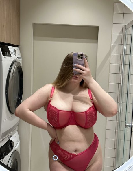 Naakte gelekte OnlyFans-foto van Bustydiva
