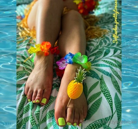 Naakte gelekte OnlyFans-foto van Softsolesprettytoesxoxo