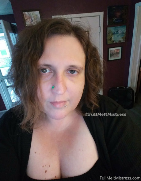 Naakte gelekte OnlyFans-foto van Fullmeltmistress