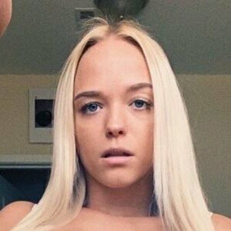 Naakte gelekte OnlyFans-foto van Sluttybarbie18