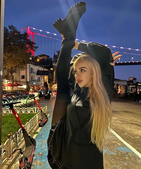 Naakte gelekte OnlyFans-foto van Anna Contortionist
