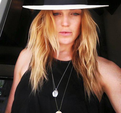 Naakte gelekte OnlyFans-foto van Caity Lotz