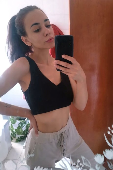 Naakte gelekte OnlyFans-foto van Vera Kaludi