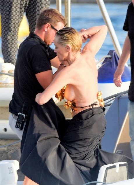 Naakte gelekte OnlyFans-foto van Sharon Stone
