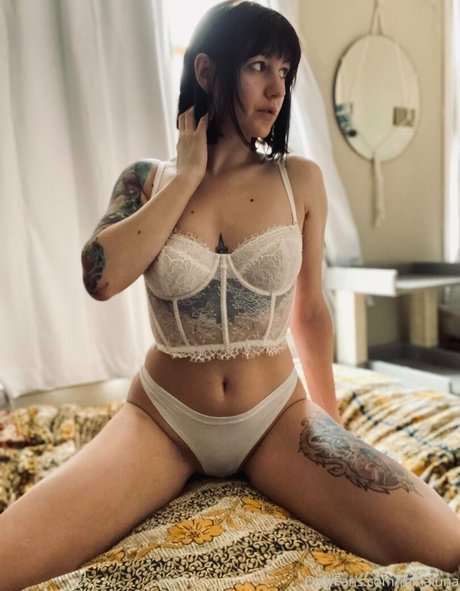 Naakte gelekte OnlyFans-foto van Minaluna