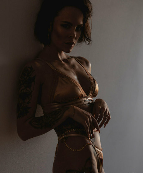 Naakte gelekte OnlyFans-foto van Miribe