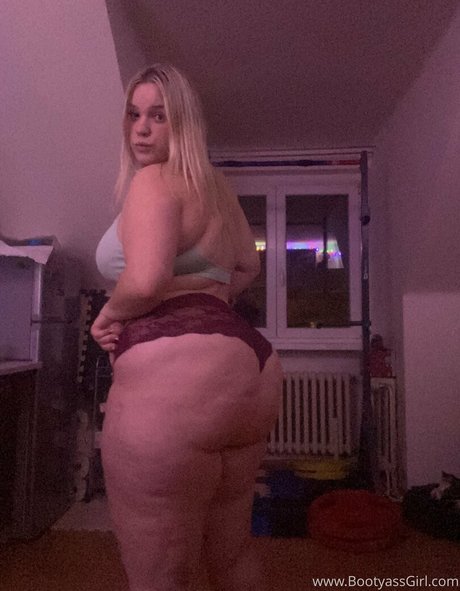 Naakte gelekte OnlyFans-foto van Bootyassgirl