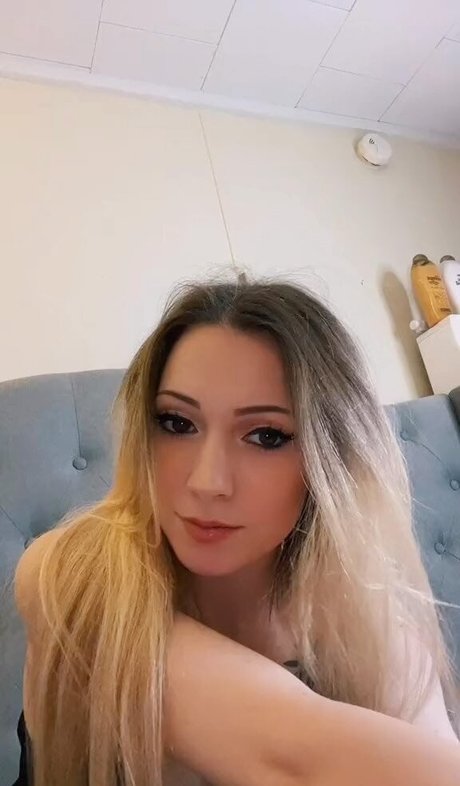 Naakte gelekte OnlyFans-foto van Little Momma