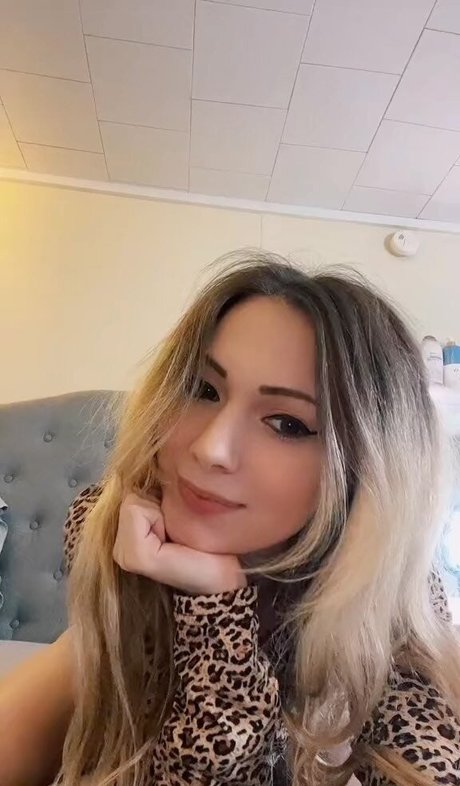 Naakte gelekte OnlyFans-foto van Little Momma