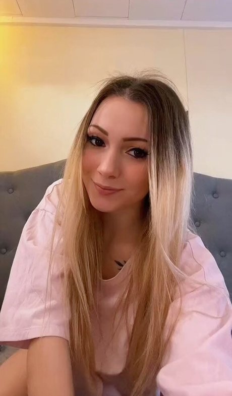 Naakte gelekte OnlyFans-foto van Little Momma