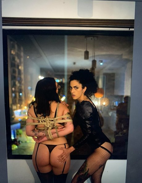 Naakte gelekte OnlyFans-foto van Niayanyi