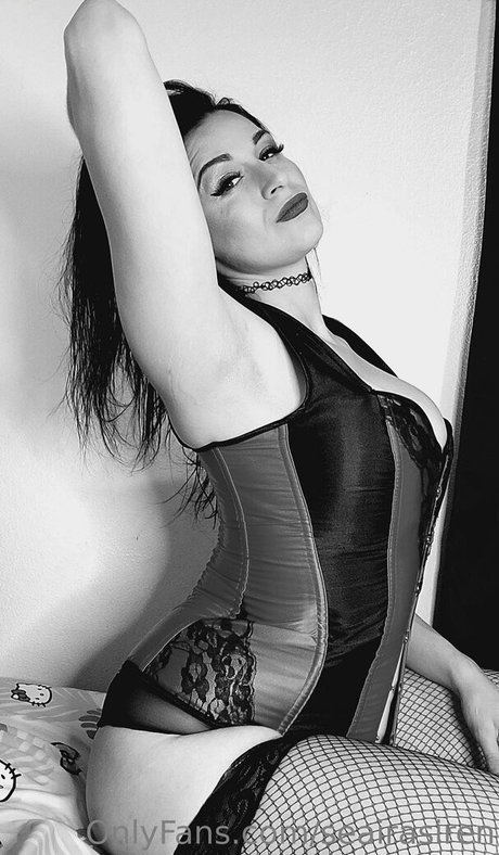 Naakte gelekte OnlyFans-foto van Seairasiren