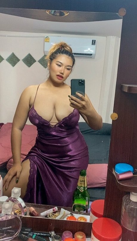 Naakte gelekte OnlyFans-foto van Thanaporn
