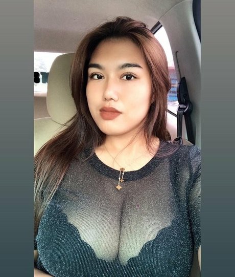 Naakte gelekte OnlyFans-foto van Thanaporn