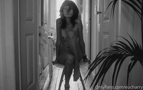 Naakte gelekte OnlyFans-foto van Charry Jin