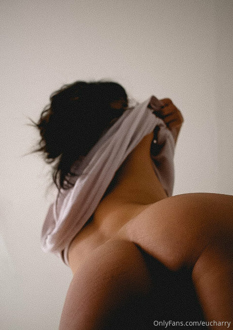Naakte gelekte OnlyFans-foto van Charry Jin