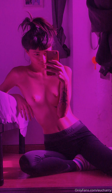 Naakte gelekte OnlyFans-foto van Charry Jin