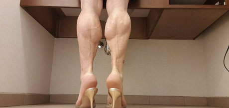 Naakte gelekte OnlyFans-foto van Laceysmuscularcalves
