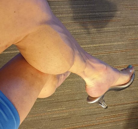 Naakte gelekte OnlyFans-foto van Laceysmuscularcalves