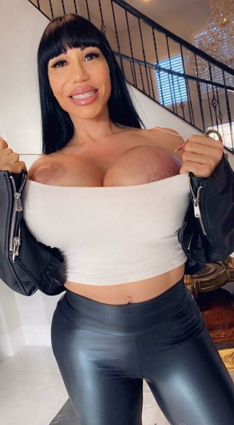 Naakte gelekte OnlyFans-foto van Avadevine