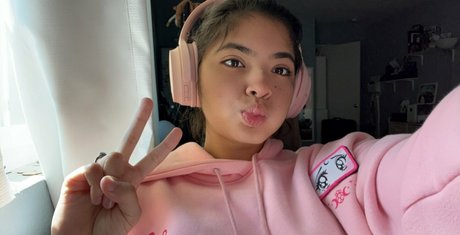 Naakte gelekte OnlyFans-foto van Hazel Heart