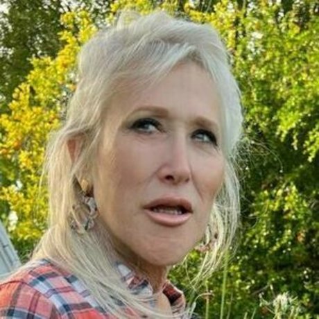 Naakte gelekte OnlyFans-foto van Hannahandsuzie