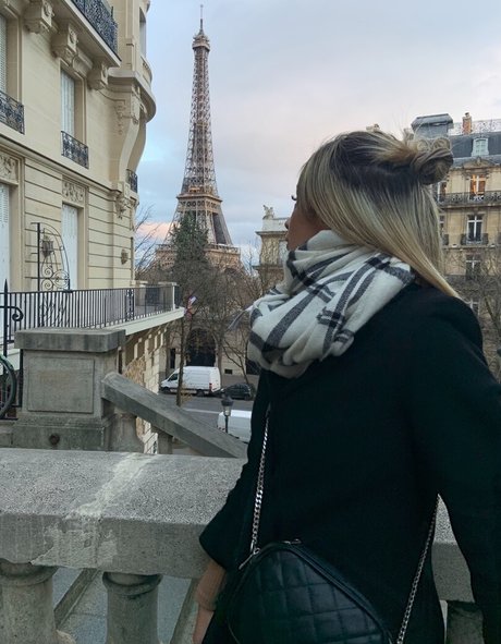 Naakte gelekte OnlyFans-foto van Belonly