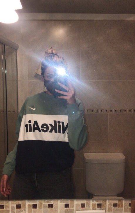 Naakte gelekte OnlyFans-foto van Belonly