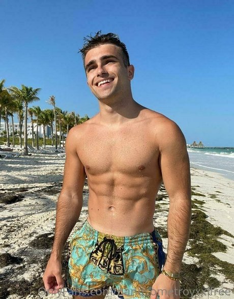 Naakte gelekte OnlyFans-foto van Handsometroyxxlfree