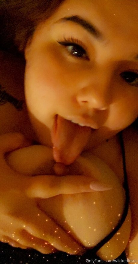 Naakte gelekte OnlyFans-foto van Wiickedlotus