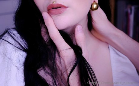 Naakte gelekte OnlyFans-foto van Saintenitouche