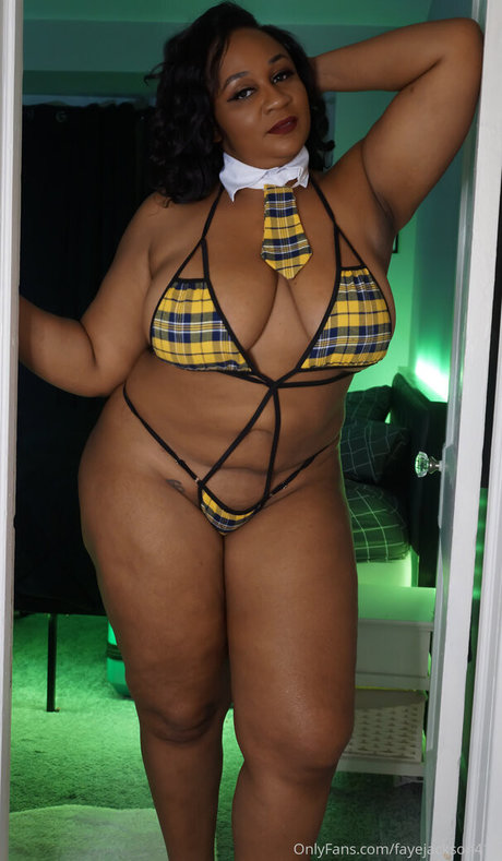 Naakte gelekte OnlyFans-foto van Faye Jackson