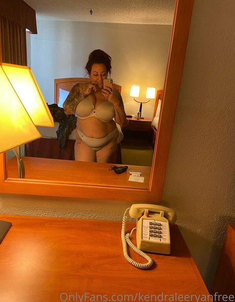 Naakte gelekte OnlyFans-foto van Kendraleeryanfree