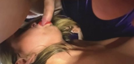 Naakte gelekte OnlyFans-foto van Mishel Karen