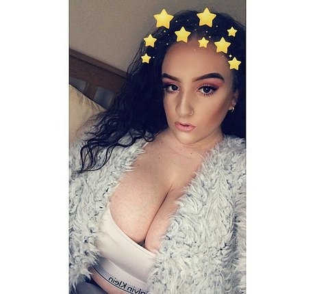 Naakte gelekte OnlyFans-foto van Ems