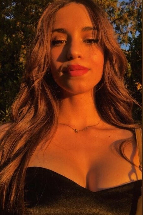 Naakte gelekte OnlyFans-foto van Demi Aggelopoulou