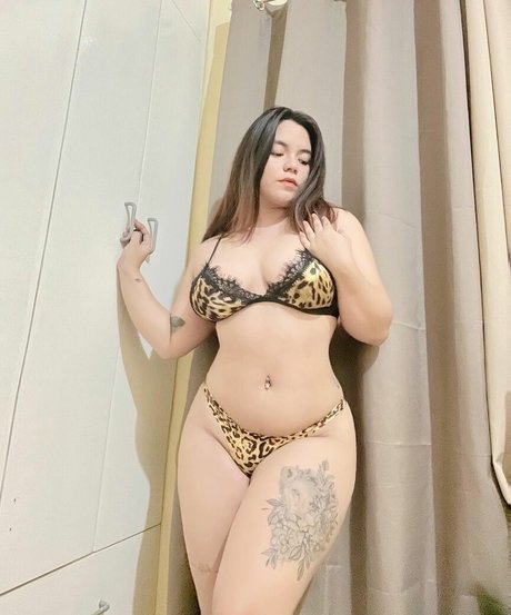 Naakte gelekte OnlyFans-foto van Ara Belle