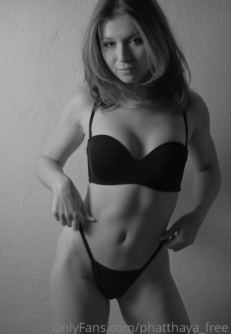 Naakte gelekte OnlyFans-foto van Phatthayafree