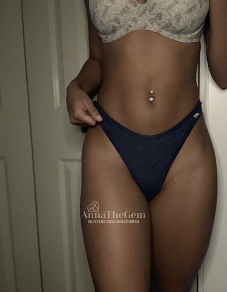 Naakte gelekte OnlyFans-foto van Annatv