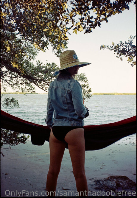 Naakte gelekte OnlyFans-foto van Samanthadoobiefree