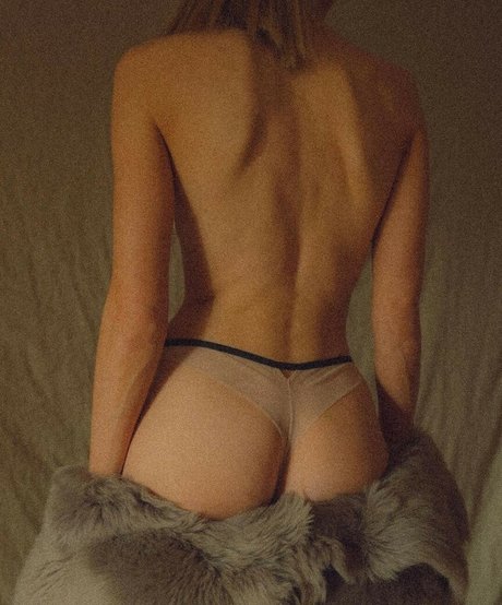 Naakte gelekte OnlyFans-foto van Niki Anson