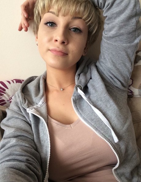 Naakte gelekte OnlyFans-foto van Emilie