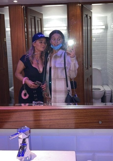 Naakte gelekte OnlyFans-foto van Aiobhin