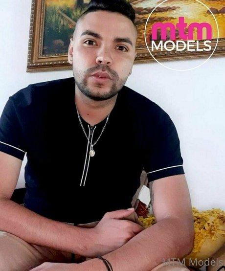 Naakte gelekte OnlyFans-foto van Mtmmodels