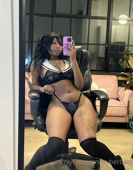 Naakte gelekte OnlyFans-foto van Cyberbabi