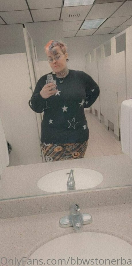 Naakte gelekte OnlyFans-foto van Bbwstonerdoll