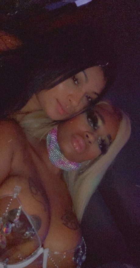 Naakte gelekte OnlyFans-foto van Foreignrenaa