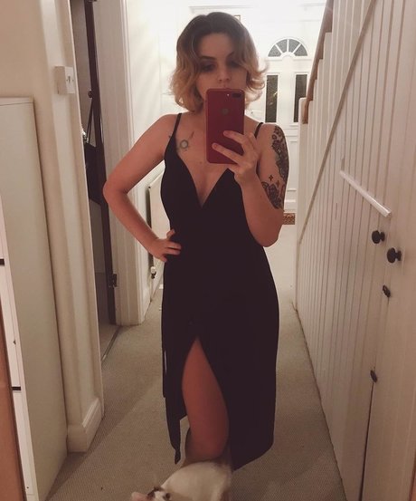Naakte gelekte OnlyFans-foto van Emma Blackery