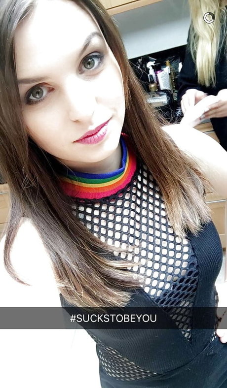 Naakte gelekte OnlyFans-foto van Emma Blackery